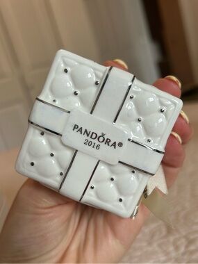 Pandora Holiday ornament 2016 present
